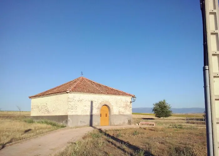 度假居 Charming House In With Terrace And Fireplace