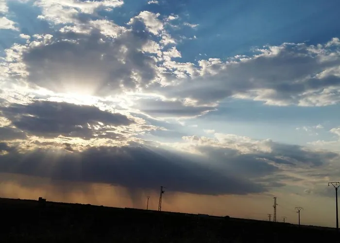 Charming House In With Terrace And Fireplace 度假居 *